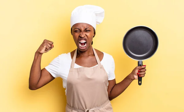Czarny Afro Szef Kuchni Kobieta Krzyczy Agresywnie Gniewnym Wyrazem Twarzy — Zdjęcie stockowe