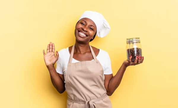 Afro Chef Donna Nera Sorridente Felicemente Allegramente Agitando Mano Accogliendoti — Foto Stock