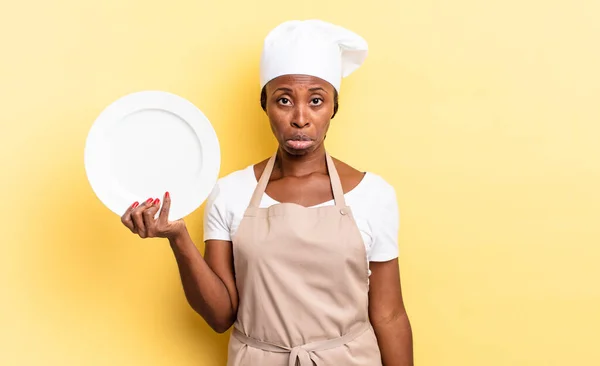 Czarny Afro Szef Kuchni Kobieta Czuje Się Smutny Marudzić Nieszczęśliwym — Zdjęcie stockowe