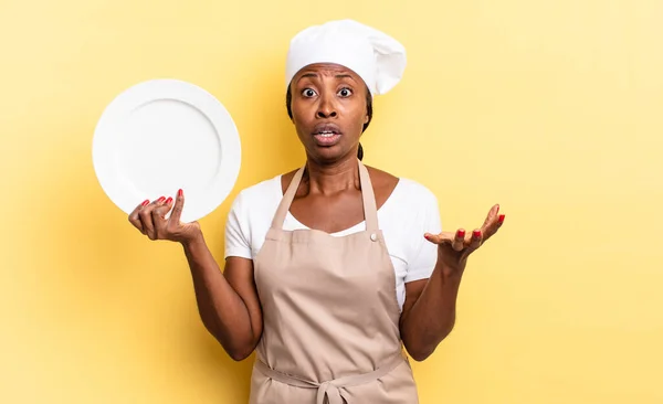 Czarny Afro Szef Kuchni Kobieta Czuje Się Bardzo Zszokowany Zaskoczony — Zdjęcie stockowe