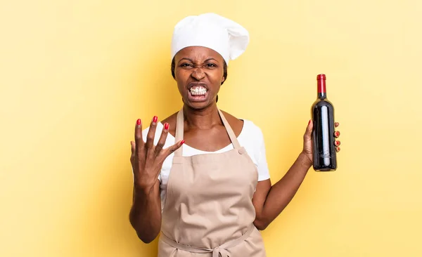 Negro Afro Chef Mujer Buscando Enojado Molesto Frustrado Gritando Wtf —  Fotos de Stock