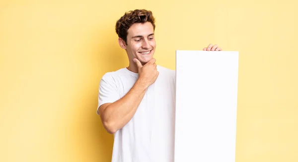 Glimlachend Met Een Gelukkige Zelfverzekerde Uitdrukking Met Hand Kin Zich — Stockfoto