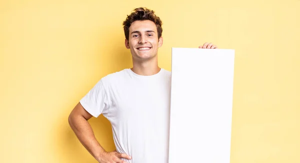 Leende Glatt Med Handen Höften Och Självsäker Positiv Stolt Och — Stockfoto