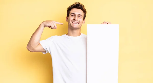 Glimlachend Vol Vertrouwen Wijzend Naar Een Eigen Brede Glimlach Positieve — Stockfoto