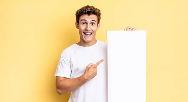 Mirando Emocionado Sorprendido Apuntando Hacia Lado Hacia Arriba Para Copiar —  Fotos de Stock