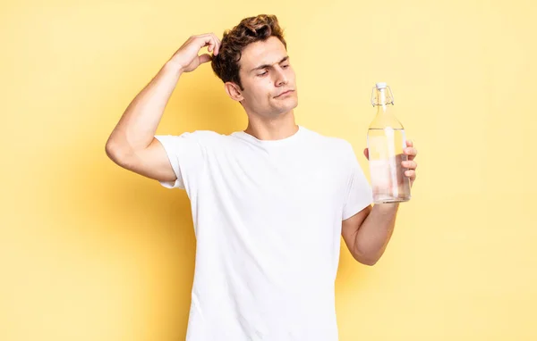 Sonriendo Feliz Soñando Despierto Dudando Mirando Lado Concepto Botella Agua — Foto de Stock