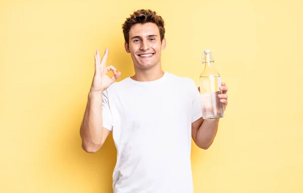 Sintiéndose Feliz Relajado Satisfecho Mostrando Aprobación Con Gesto Bien Sonriendo —  Fotos de Stock