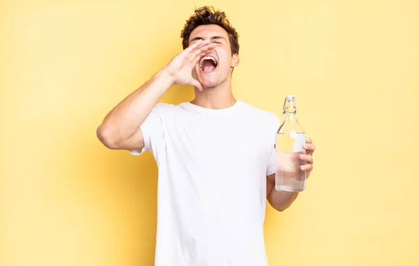 Pocit Štěstí Vzrušení Pozitivní Dává Velký Výkřik Rukama Vedle Úst — Stock fotografie