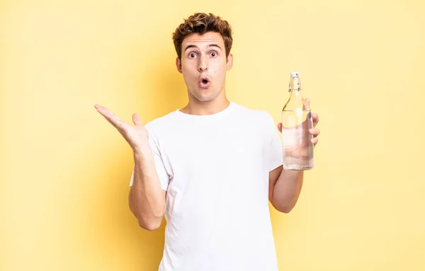 Looking Surprised Shocked Jaw Dropped Holding Object Open Hand Side — Stock Photo, Image