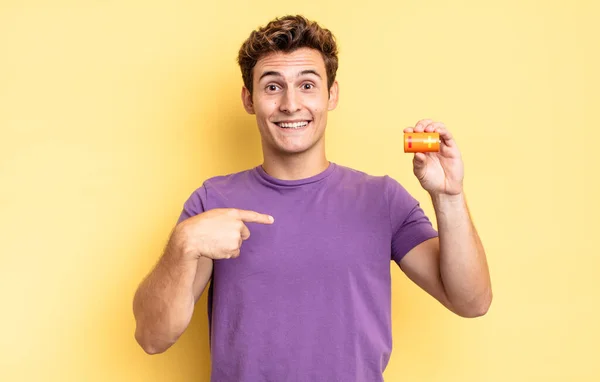 Sentindo Feliz Surpreso Orgulhoso Apontando Para Mesmo Com Olhar Animado — Fotografia de Stock