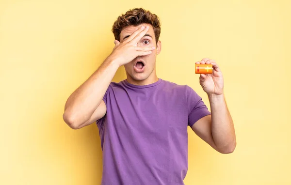 Mirando Sorprendido Asustado Aterrorizado Cubriendo Cara Con Mano Mirando Entre — Foto de Stock