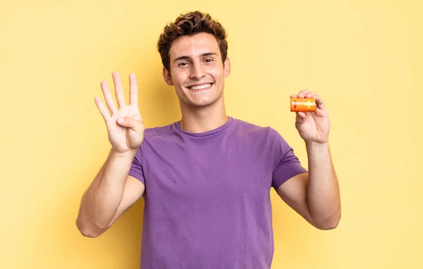 Sorrindo Parecendo Amigável Mostrando Número Quatro Quarto Com Mão Para — Fotografia de Stock