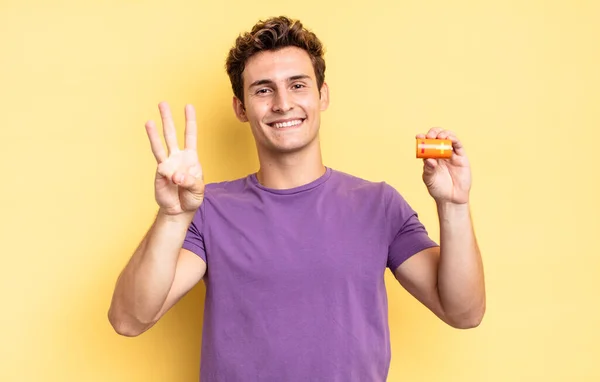 Sorrindo Parecendo Amigável Mostrando Número Três Terceiro Com Mão Para — Fotografia de Stock