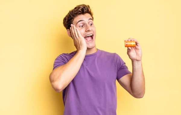 Sintiéndose Feliz Emocionado Sorprendido Mirando Lado Con Ambas Manos Cara — Foto de Stock