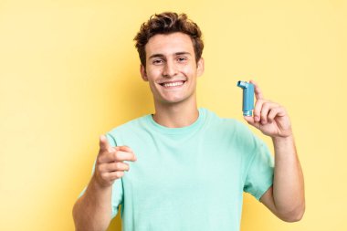 Tatmin olmuş, kendine güvenen, dostça gülümseyen ve seni seçen bir kameraya. astım konsepti