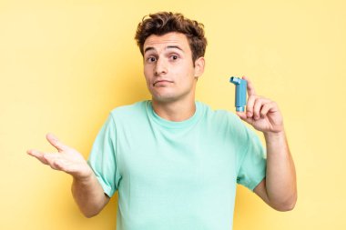 Kafası karışmış, kafası karışmış, şüpheci, farklı seçenekleri tartıyor ya da komik ifadelerle seçiyor. astım konsepti