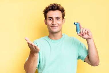 Mutlu bir şekilde gülümseyen, kendine güvenen, olumlu bakışlı, bir nesne ya da konsept sunan ve gösteren. astım konsepti