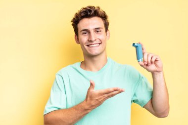 Neşeli bir şekilde gülümseyen, mutlu hisseden ve fotokopi uzayında avucunun içinde bir konsept gösteren. astım konsepti