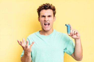 Kızgın, sinirli ve hayal kırıklığına uğramış görünüyorsun. Ne ya da neyin var diye bağırıyorsun. astım konsepti 