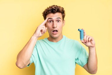 Şaşırmış, ağzı açık, şok olmuş, yeni bir düşünce, fikir ya da konseptin farkına varıyor. astım konsepti