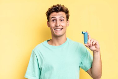 Mutlu ve hoş bir şekilde şaşırmış görünüyor, büyülenmiş ve şok olmuş bir ifadeyle heyecanlanıyor. astım konsepti