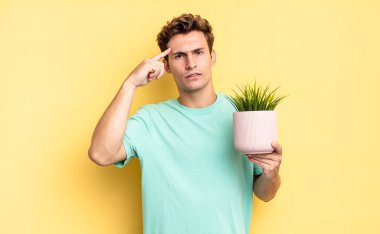 Kafan karışık ve şaşkın hissediyorsun. Deli, deli ya da aklını kaçırmış olduğunu gösteriyorsun. dekoratif bitki konsepti