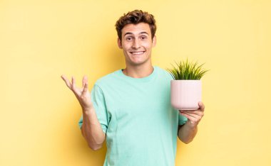 Mutlu, şaşkın ve neşeli hissetmek, olumlu bir tavırla gülümsemek, bir çözüm ya da fikri gerçekleştirmek. dekoratif bitki konsepti