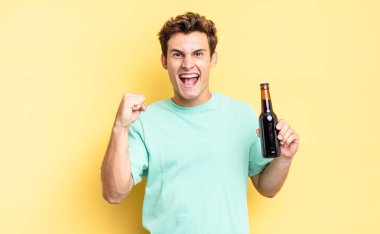 Şok oldum, heyecanlandım ve mutluyum, gülüyorum ve başarıyı kutluyorum, vay canına! bira şişesi konsepti