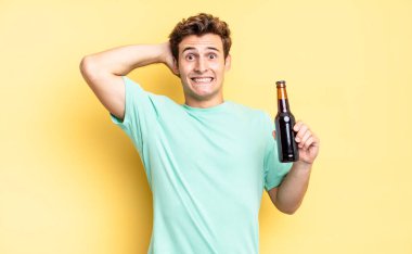 Stresli, endişeli, endişeli ya da korkmuş hissediyorum. Elleri başımda, hata yaptığımda panikliyorum. bira şişesi konsepti