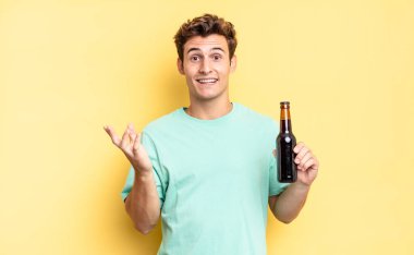 Mutlu, şaşkın ve neşeli hissetmek, olumlu bir tavırla gülümsemek, bir çözüm ya da fikri gerçekleştirmek. bira şişesi konsepti