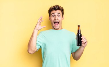 Eller havada bağırmak, öfkeli, sinirli, stresli ve üzgün hissetmek. bira şişesi konsepti