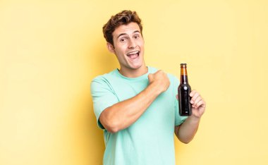 Mutlu, pozitif ve başarılı hissetmek, bir meydan okumayla karşılaştığında motive olmak ya da iyi sonuçları kutlamak. bira şişesi konsepti