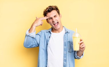 Mutsuz ve stresli görünüyor, intihar jesti elle silah işareti yapıyor, kafasını işaret ediyor. Milkshake konsepti