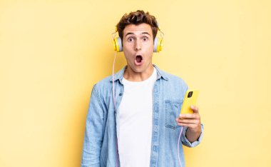 Şok olmuş ya da şaşırmış görünüyor, ağzı açık bir şekilde 