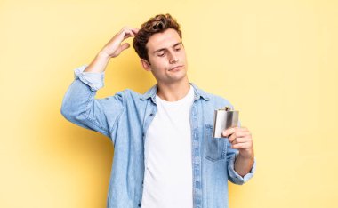 Şaşırmış ve kafası karışmış hissediyorum, başımı kaşıyorum ve yan tarafa bakıyorum. alkol şişesi konsepti