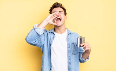 Mutlu, heyecanlı ve pozitifim. Ellerim ağzımın yanındayken bağırıp çağırıyorum. alkol şişesi konsepti