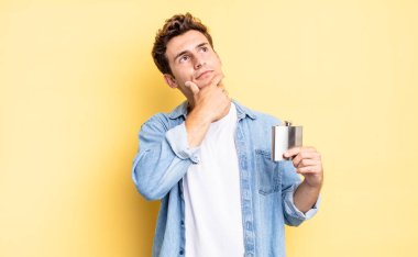 Düşünüyorum, kuşkulanıyorum ve kafam karışık, farklı seçeneklerim var, hangi kararı vereceğimi merak ediyorum. alkol şişesi konsepti