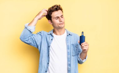 Mutlu bir şekilde gülümsüyor ve hayal kuruyor ya da şüphe ediyor, yana bakıyor. buharlaştırıcı kavramı