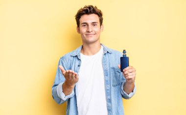 Mutlu bir şekilde gülümseyen, kendine güvenen, olumlu bakışlı, bir nesne ya da konsept sunan ve gösteren. buharlaştırıcı kavramı