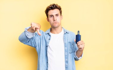 Kızgın, sinirli, hayal kırıklığına uğramış ya da hoşnutsuz, ciddi bir bakışla başparmaklarını aşağı gösteren. buharlaştırıcı kavramı