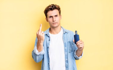 Öfkeli, sinirli, asi ve agresif hissederek, orta parmağını sallayarak, karşılık vererek. buharlaştırıcı kavramı