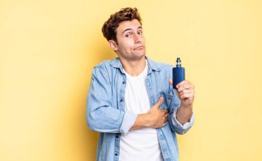 Omuz silkme, şaşkın ve kararsız hissetme, kolları çapraz ve şaşkın bakışlarla şüpheye düşme. buharlaştırıcı kavramı