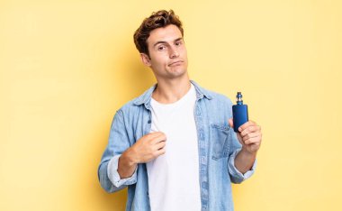 Kibirli, başarılı, pozitif ve gururlu görünüyor, kendini işaret ediyor. buharlaştırıcı kavramı