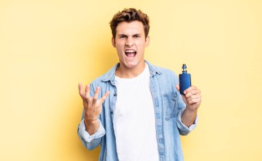 Kızgın, sinirli ve hayal kırıklığına uğramış görünüyorsun. Ne ya da neyin var diye bağırıyorsun. buharlaştırıcı kavramı 