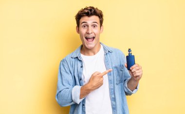 Heyecanlı ve şaşırmış görünüyor. Yana doğru ve yukarı doğru uzayı gösteriyor. buharlaştırıcı kavramı