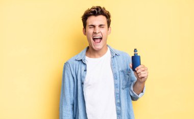 Saldırgan bir şekilde bağırmak, çok kızgın, sinirli, öfkeli ya da sinirli görünmek, hayır diye bağırmak. buharlaştırıcı kavramı