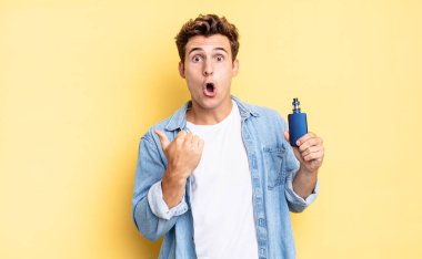 İnanamamaktan şaşkına dönmüş, yan taraftaki objeyi işaret edip 