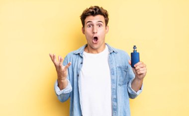 Açık sözlü ve şaşırmış, şok olmuş ve inanılmaz bir sürprizle şaşkına dönmüş. buharlaştırıcı kavramı