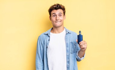 Şaşırmış ve kafası karışmış görünüyor, sinirsel bir hareketle dudağını ısırıyor, sorunun cevabını bilmiyor. buharlaştırıcı kavramı