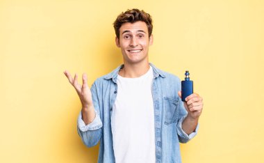 Mutlu, şaşkın ve neşeli hissetmek, olumlu bir tavırla gülümsemek, bir çözüm ya da fikri gerçekleştirmek. buharlaştırıcı kavramı